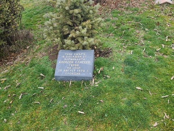 This grave is dedicated to cosmonaut (astronaut) Alexsiev, Hero, 28 August